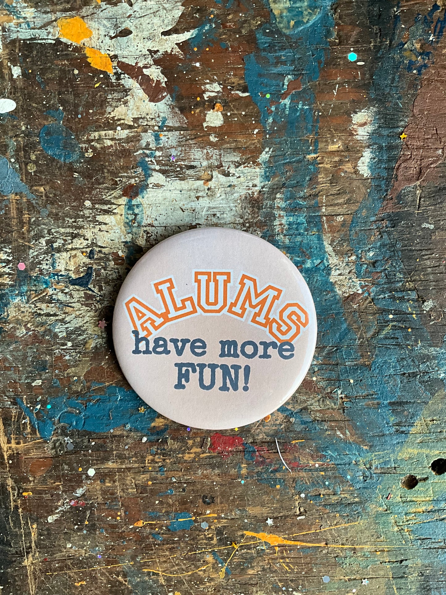 "Alums have more Fun!" button